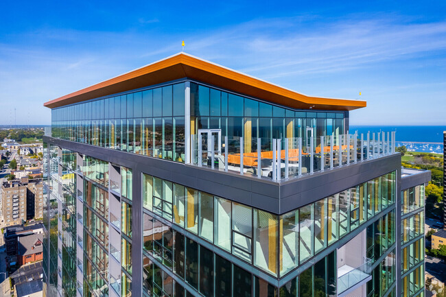 Building Photo - 700 E Kilbourn Ave