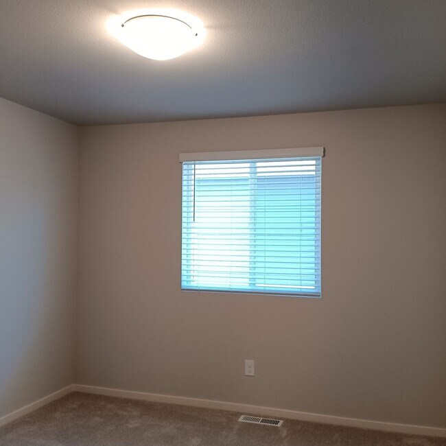 Building Photo - Beautiful Modern Home in Woodburn is Ready For You!!