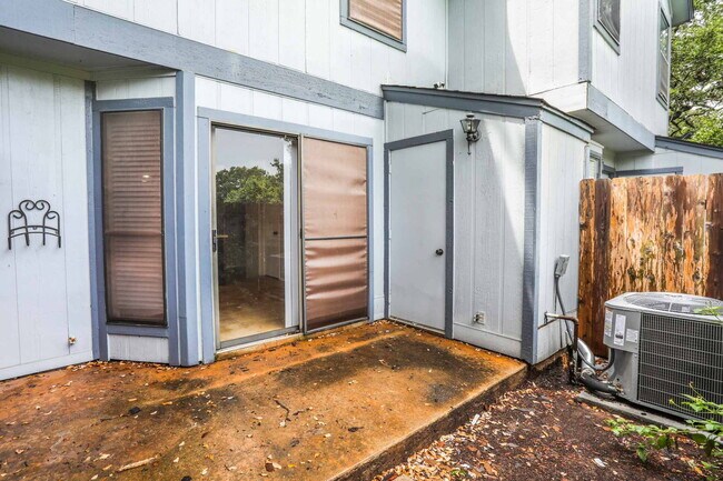 Building Photo - 1411 Gracy Farms Ln