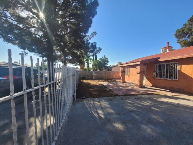 Building Photo - Ready to View!!