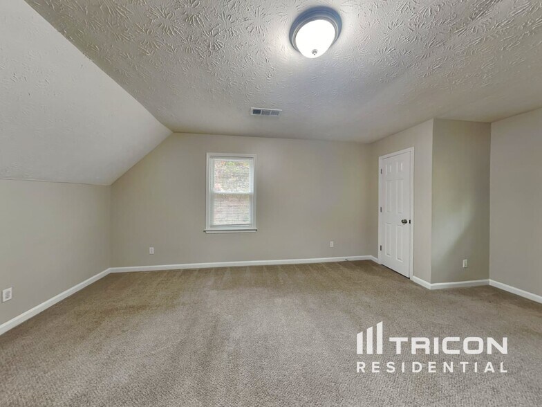 Building Photo - 1925 Sidneys Cove