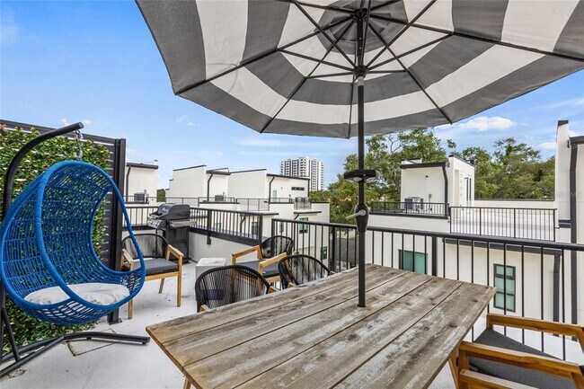 Building Photo - 218 Park Lake St