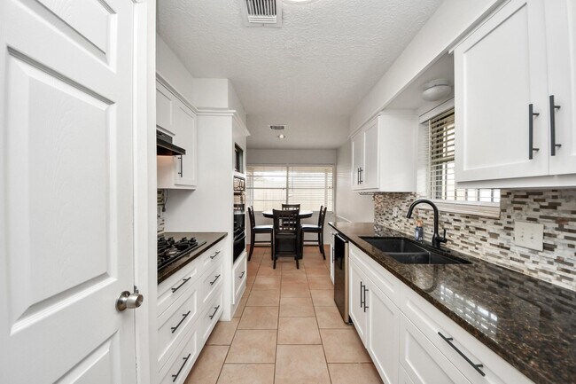 Building Photo - 1415 Parry-Sound