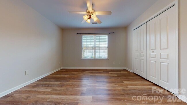 Building Photo - 5545 Seths Dr