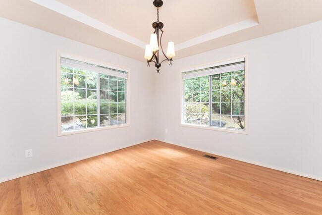 Building Photo - 3 bedroom in Bellevue WA 98007