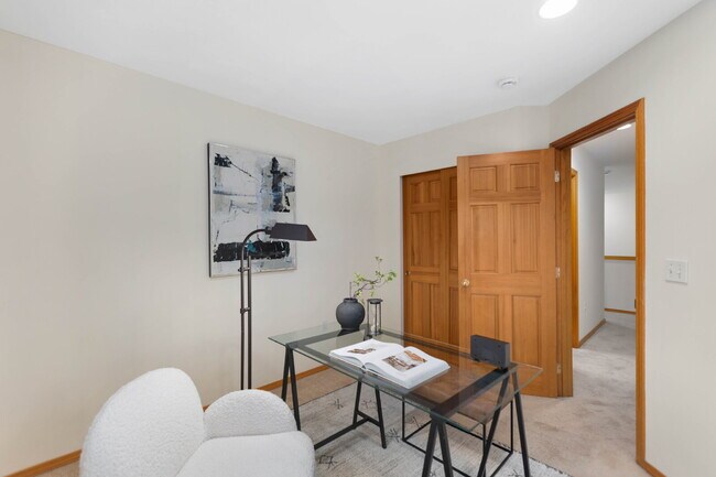 Building Photo - Beautiful End-Unit Townhome in Highland Parc | Water & Sewer Included!- AVAILABLE NOW FOR RENT!!