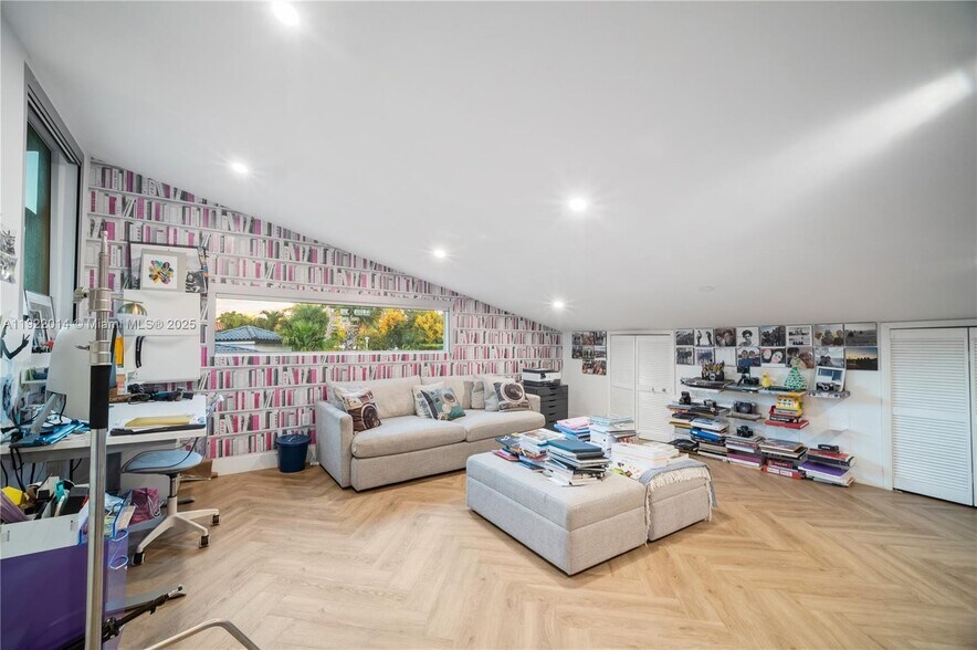 Building Photo - 280 SW 20th Rd