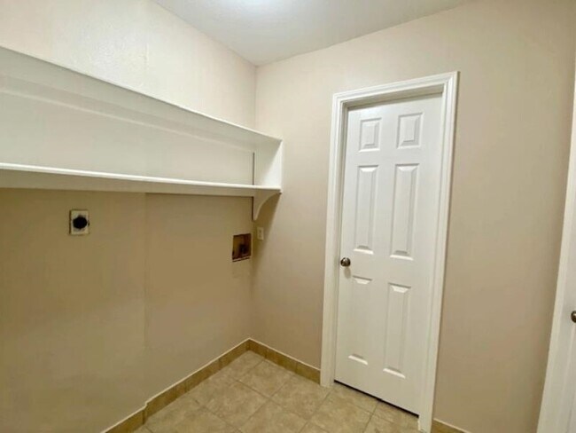 Building Photo - 3319 Mier St