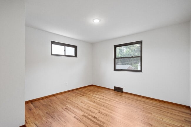 Building Photo - AVAILABLE SEPT 1ST!! BEAUTIFUL 3 BEDROOM I...