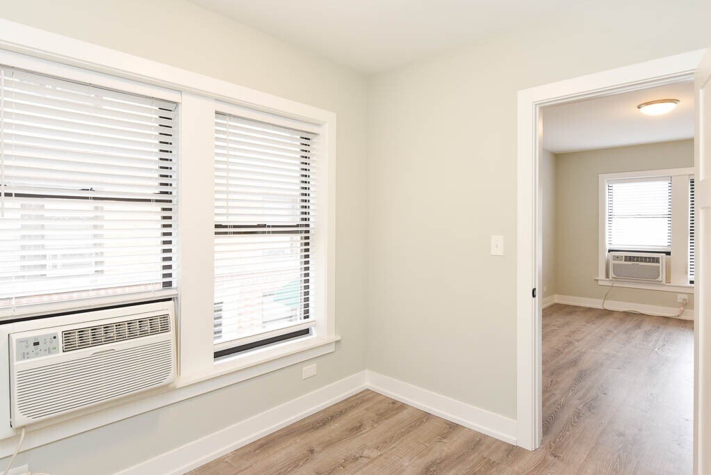 Building Photo - 725 W Brompton Ave