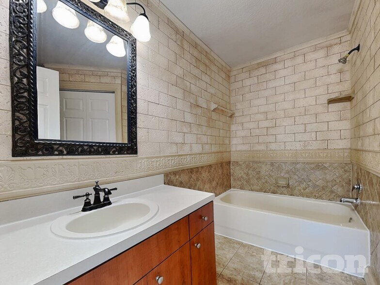 Building Photo - 10221 Summerview Cir