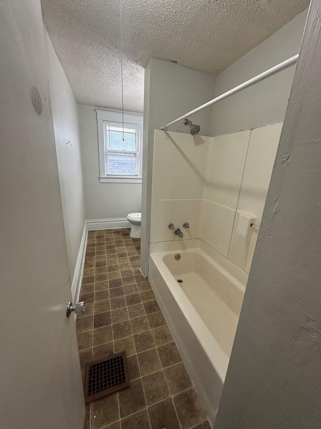 Building Photo - 3 bedroom 1 bath