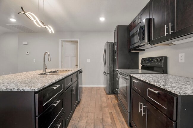 Building Photo - Like New 3-bedroom 2.5 bath Duplex in Gent...