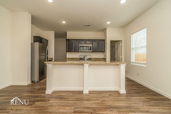 Building Photo - 551 London Dr
