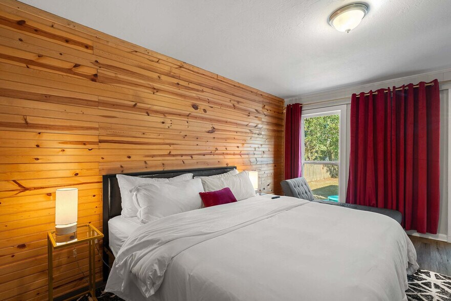 Building Photo - 1707 1st Terrace