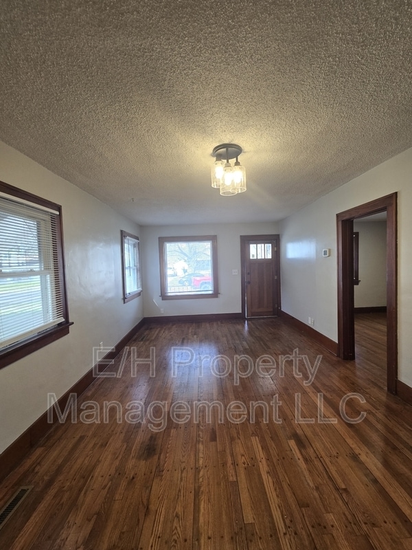 Building Photo - 526 N Martinson Ave