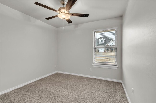 Building Photo - Spacious Edmond Home