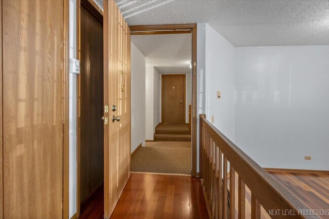 Building Photo - 451 Valley Dr