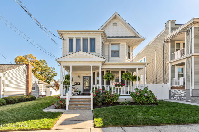 Primary Photo - 353 Main St