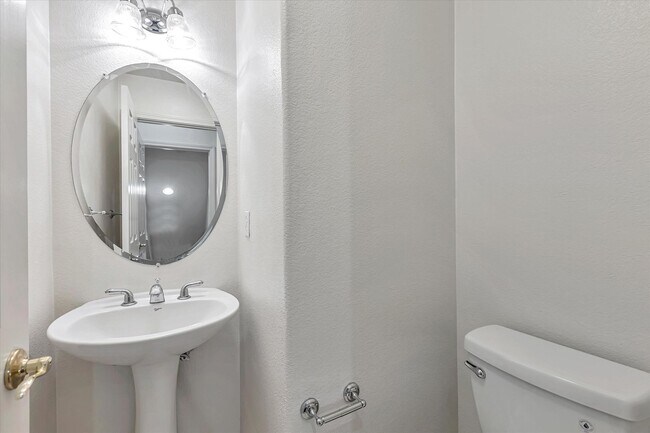 Building Photo - Beautiful Communication Hill Townhome