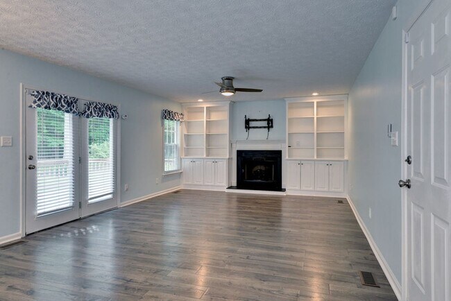 Building Photo - Renovated and Updated Woods of Tabb Home