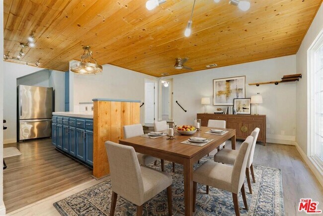 Building Photo - 1609 E Hillcrest Dr