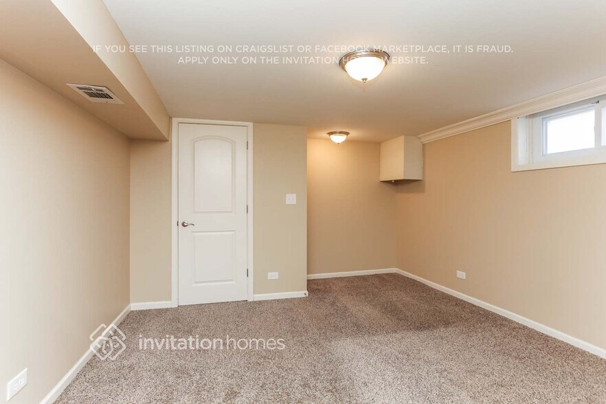 Building Photo - 9542 S Sacramento Ave