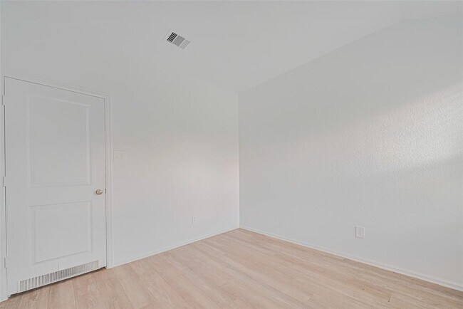 Building Photo - 18439 Summit Ranch Dr