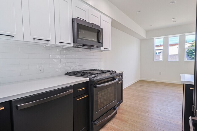 Building Photo - 4 Bed | 4.5 Bath | 2024 Construction | Tow...