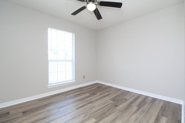 Building Photo - 3/2 Northwest Pensacola brick home with ga...