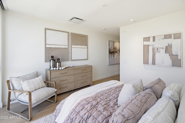 Building Photo - 4849 N Camelback Rdg Dr