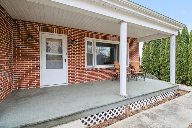 Building Photo - House For Rent