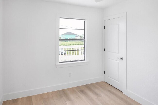 Building Photo - 971 Mary Ann