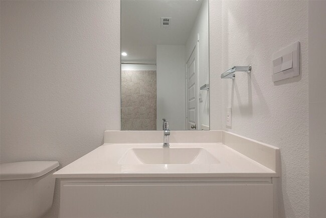 Building Photo - 4906 Edgewood Dr