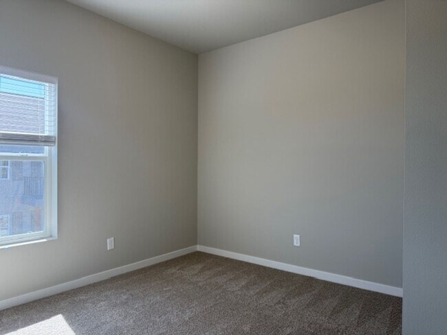 Building Photo - 1370 Howling Moon Wy