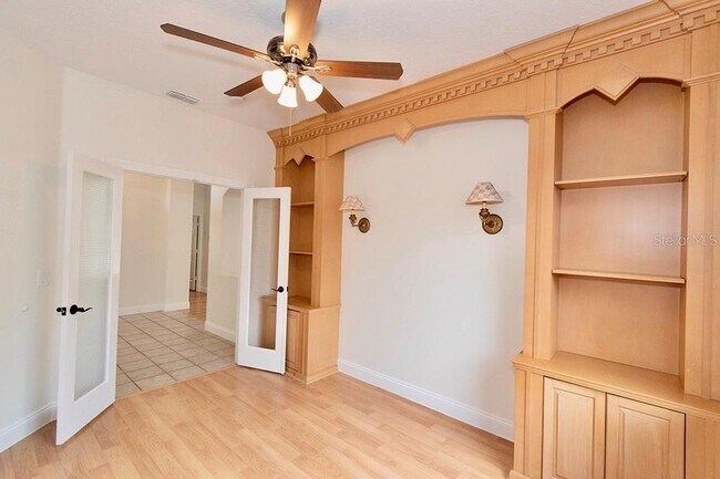 Building Photo - 1707 Golfview Dr