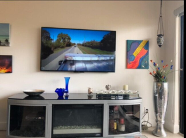 Building Photo - 330 Ave