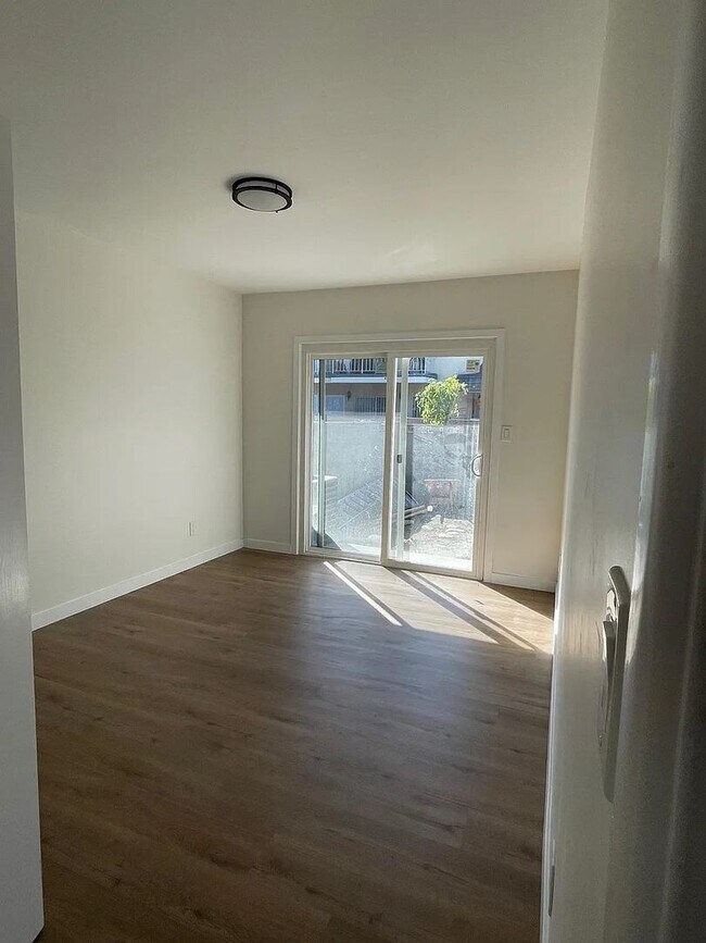 Building Photo - 3814 Bronson Ave