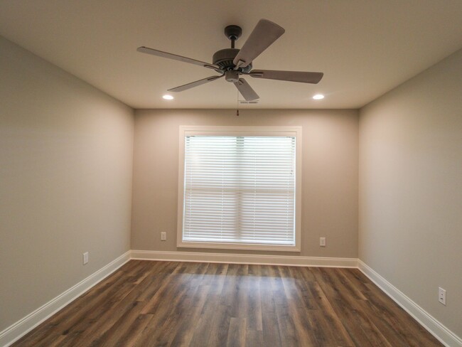 Building Photo - Move In Special - 1st Month Rent FREE - Ca...