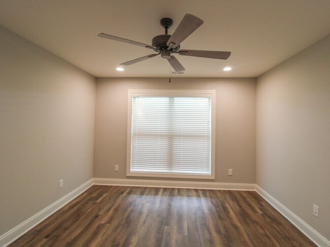 Building Photo - Nice Townhome in Athens City! $250 Amenity...