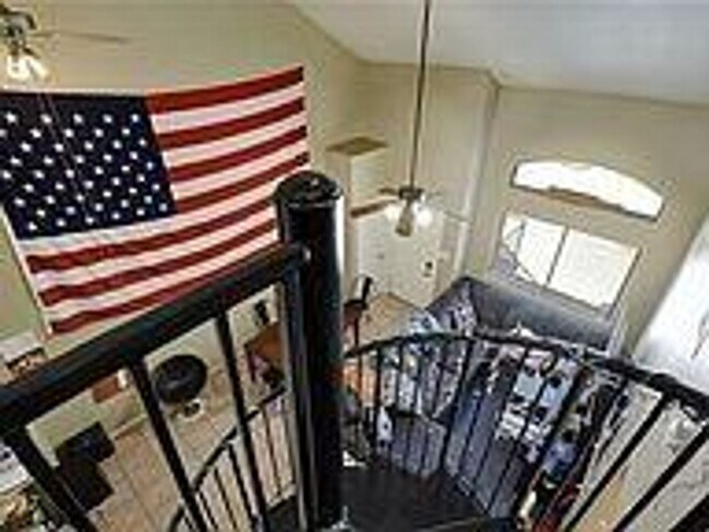 Building Photo - West Campus Condo Under $1000/Bedroom Walk...