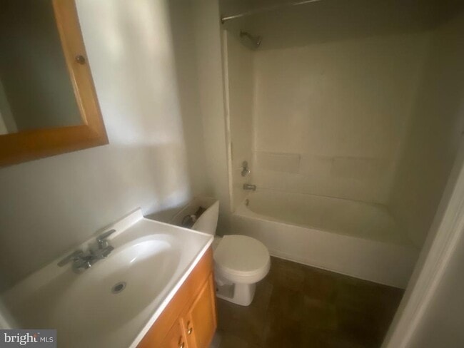 Building Photo - 131 Simpson St