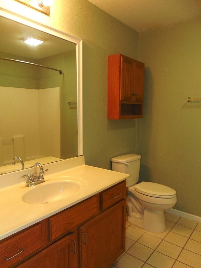 Building Photo - Nice 4 Bed 2 Bath Duplex In Valley Creek!