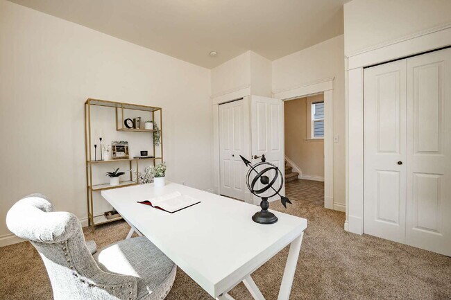 Building Photo - Charming, Spacious 5-Bedroom Home in York ...