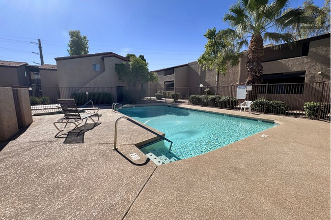Building Photo - 2Bed/2Bath Apartment at 52nd St/Oak St! Ready for Immediate Move-In – GROUND FLOOR UNIT!