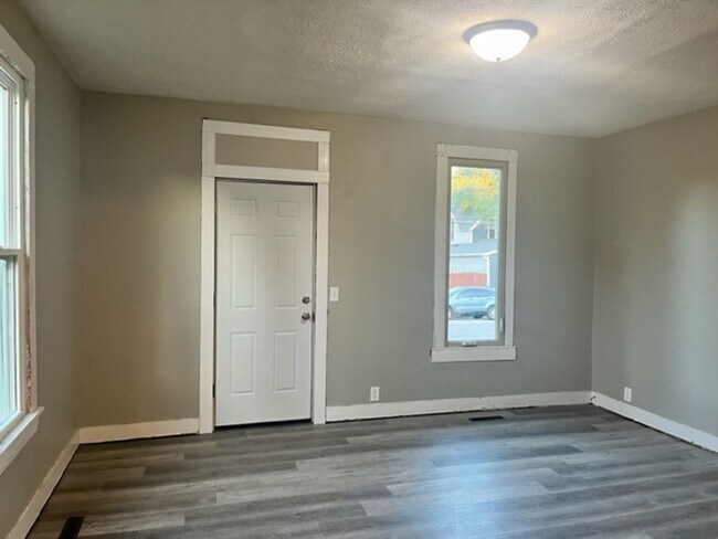 Building Photo - Large south side single Family Home Central Heat/Coolings, Hardwood