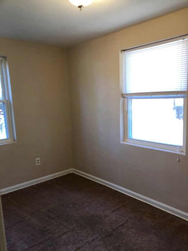 Building Photo - 3 Bed 1 Bath Home | Pet Friendly | Washer Dryer Hook Ups | Section 8 Welcome