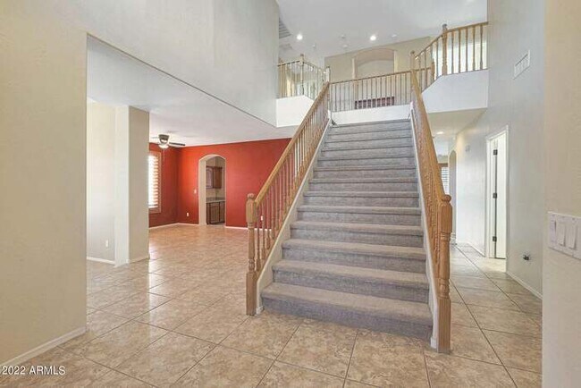 Building Photo - Beautiful 5 bedroom w/pool!