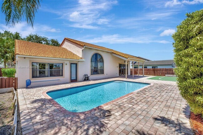Building Photo - 10425 Bermuda Dr