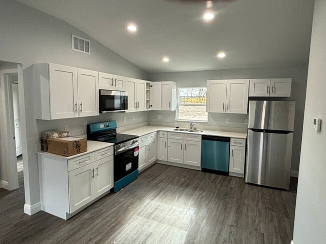 Building Photo - LIKE NEW DESIGNER HOME 3/2 READY FOR NEW FAMILY